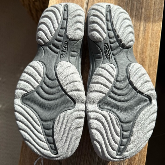 Keen Women's Bali Slide Sandal with Cross Strap Design and Cushioned Sole - Picture 15 of 17